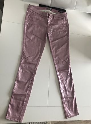 Pantalón Bershka rosa metalizado de segunda mano por 5 EUR en Arroyomolinos  en WALLAPOP