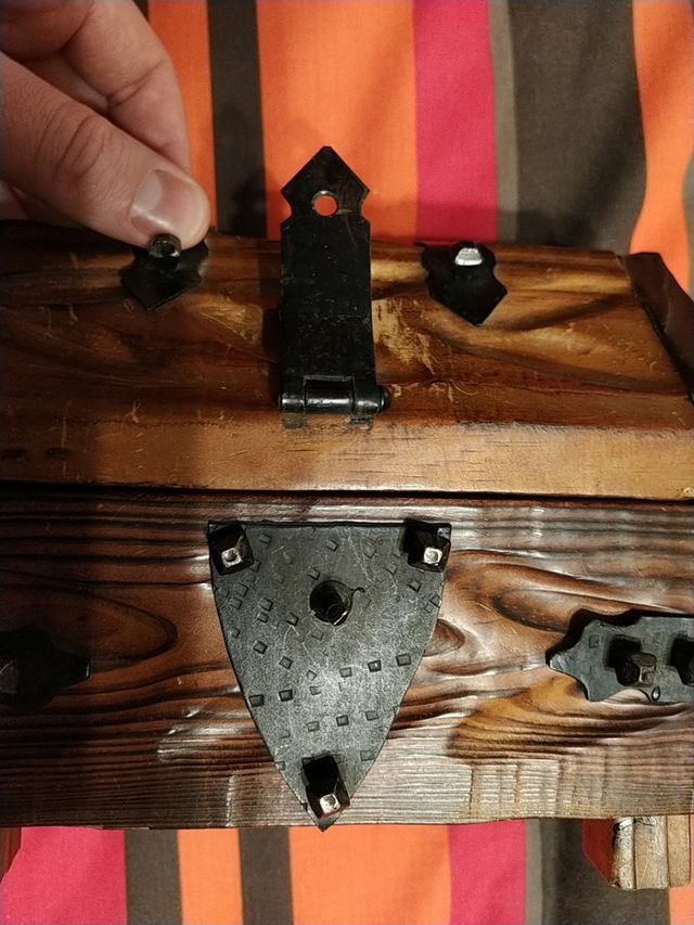 Cofre de madera y hierro