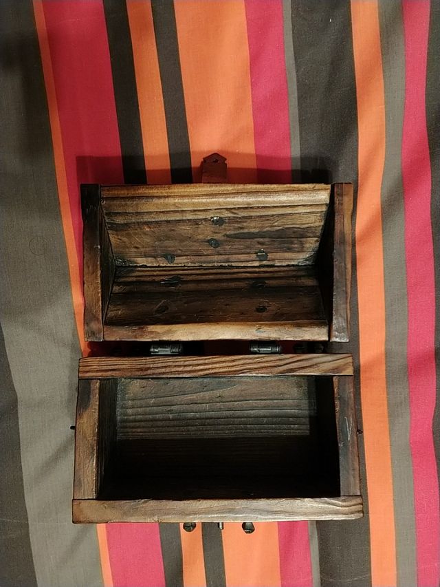 Cofre de madera y hierro