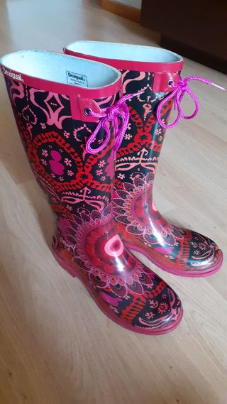 Botas de agua Desigual talla 38 de segunda mano por 30 EUR en Móstoles en  WALLAPOP