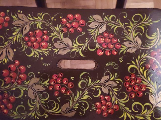 Banquetas rústicas antiguas con decoración rusa