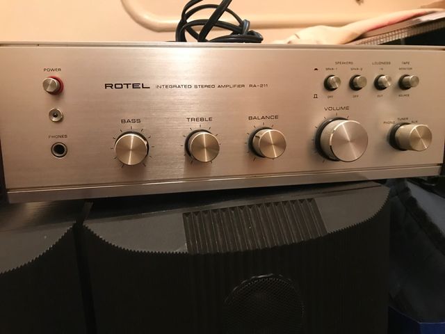 Rotel RA211