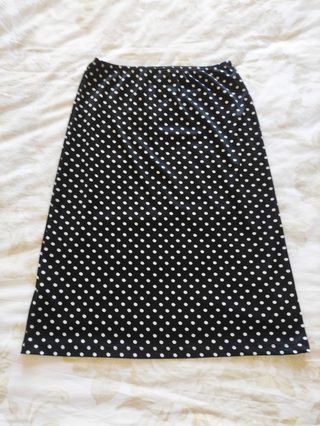 Falda negra con lunares blancos Zara de segunda mano por 4 EUR en Novelda  en WALLAPOP