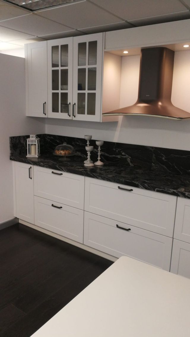 Muebles de cocina en color blanco de segunda mano por 2.500 € en