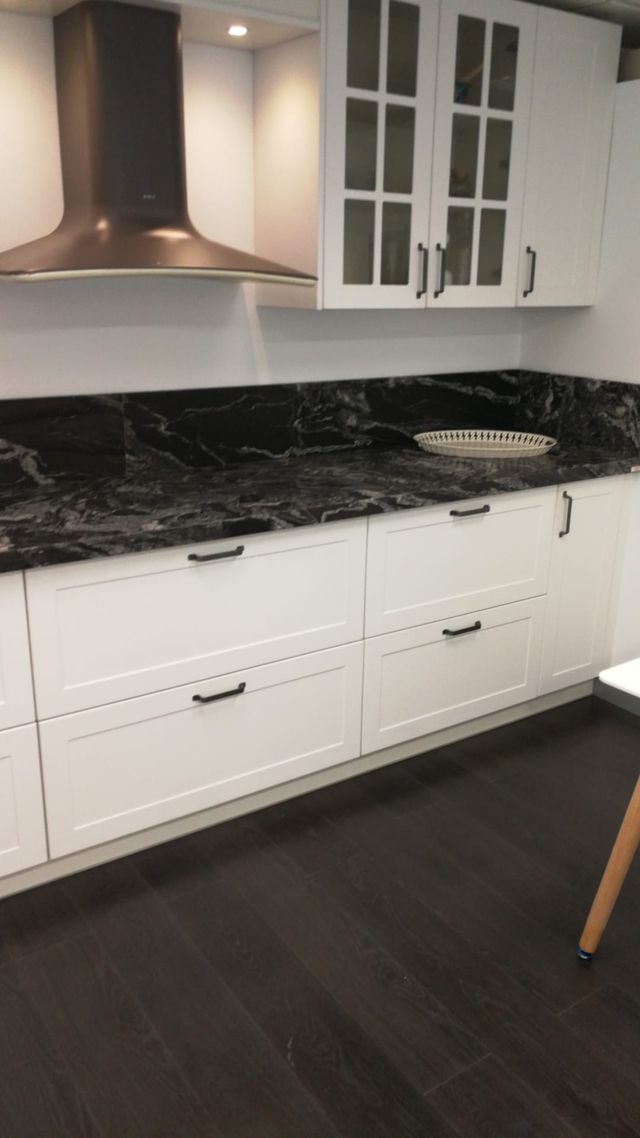 Muebles de cocina en color blanco de segunda mano por 2.500 € en