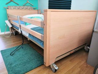 Cama articulada con carro elevador