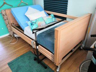Cama articulada con carro elevador