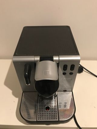 Nespresso Delonghi Lattissima EN680 de segunda mano por 90 EUR en Boadilla  del Monte en WALLAPOP