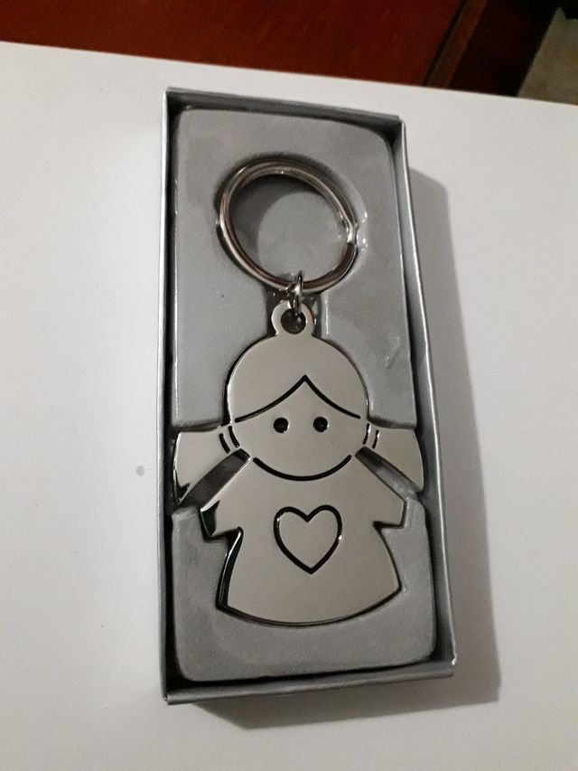 Llavero nuevo, muñeca niña.