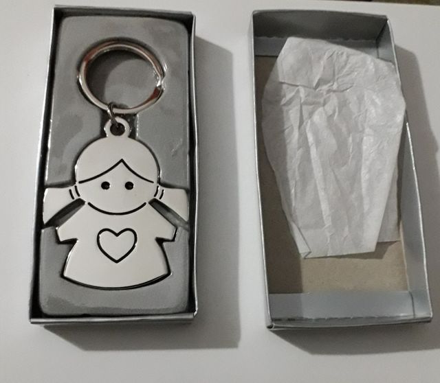 Llavero nuevo, muñeca niña.