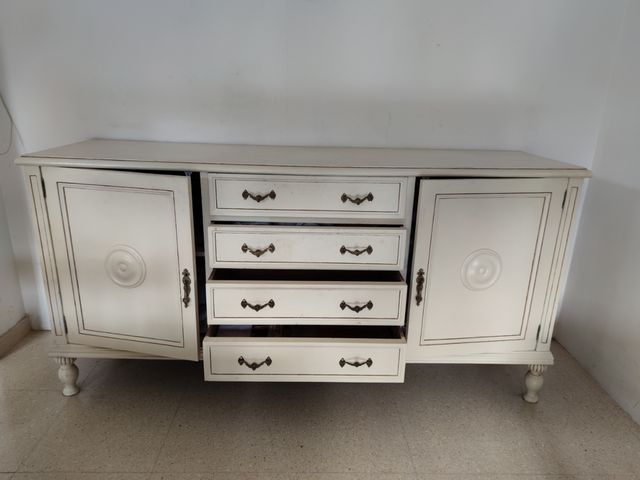 Mueble de madera lacado