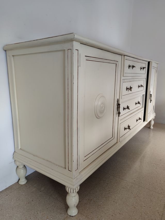 Mueble de madera lacado