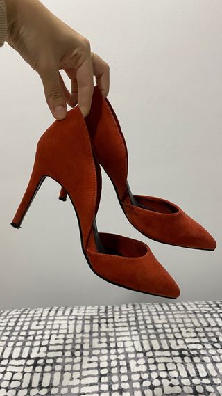 Tacones rojos de Bershka de segunda mano por 9 EUR en Los Llanos en WALLAPOP