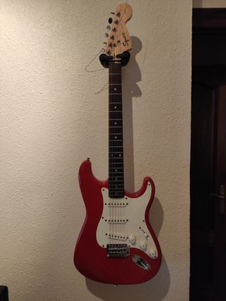 Squier Fender Stratocaster Affinity de segunda mano por 110 EUR en Badajoz  en WALLAPOP