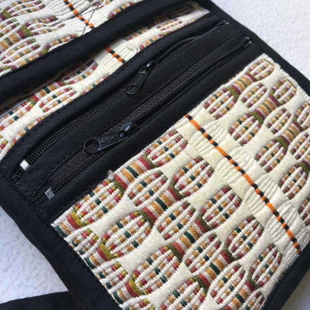 Bolso de tela bordada