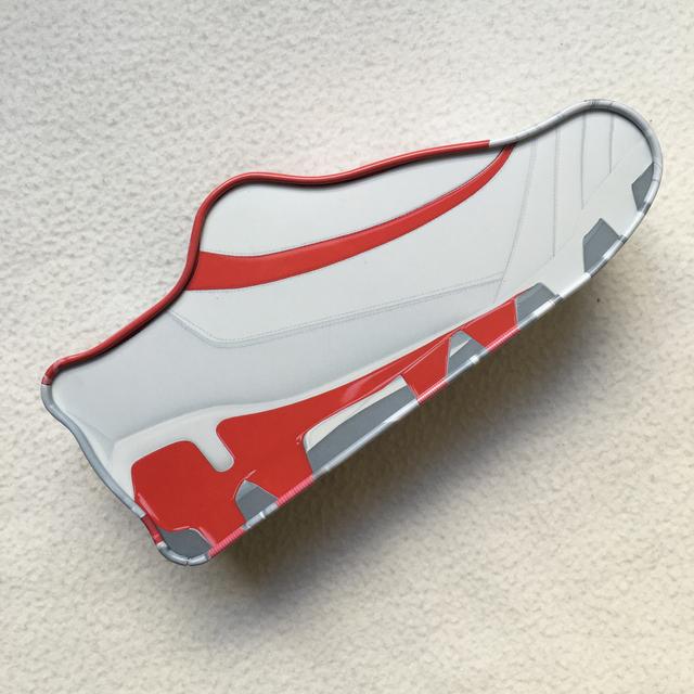 Caja metálica de zapatilla deportiva