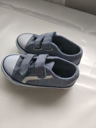Zapatos niño o bebé talla 23. SIN USAR. NUEVOS de segunda mano por 10 EUR  en Mairena del Aljarafe en WALLAPOP