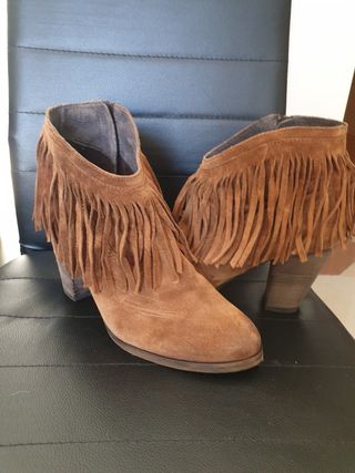 Botines marrones de flecos de segunda mano por 15 EUR en La Araña en  WALLAPOP