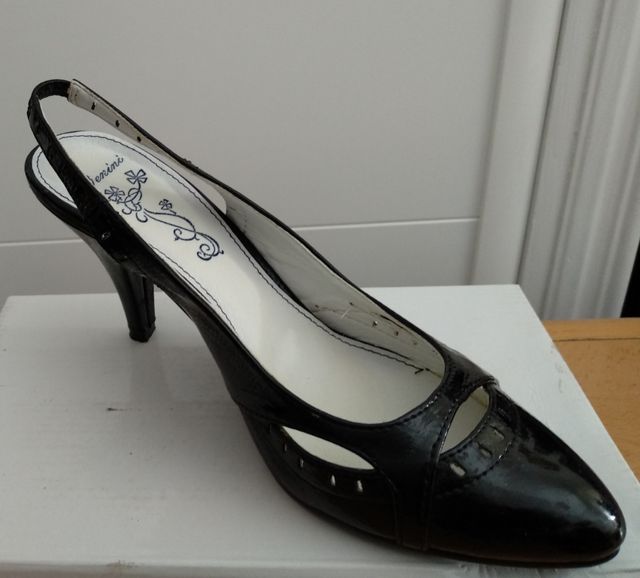 zapatos negros.N° 39.sirven para un 38, miden 25cm