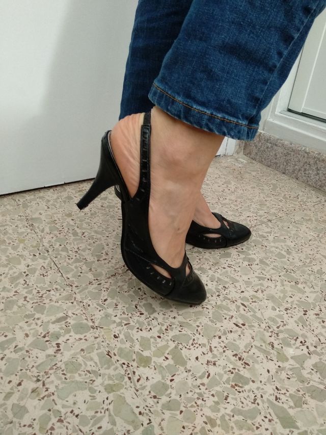 zapatos negros.N° 39.sirven para un 38, miden 25cm