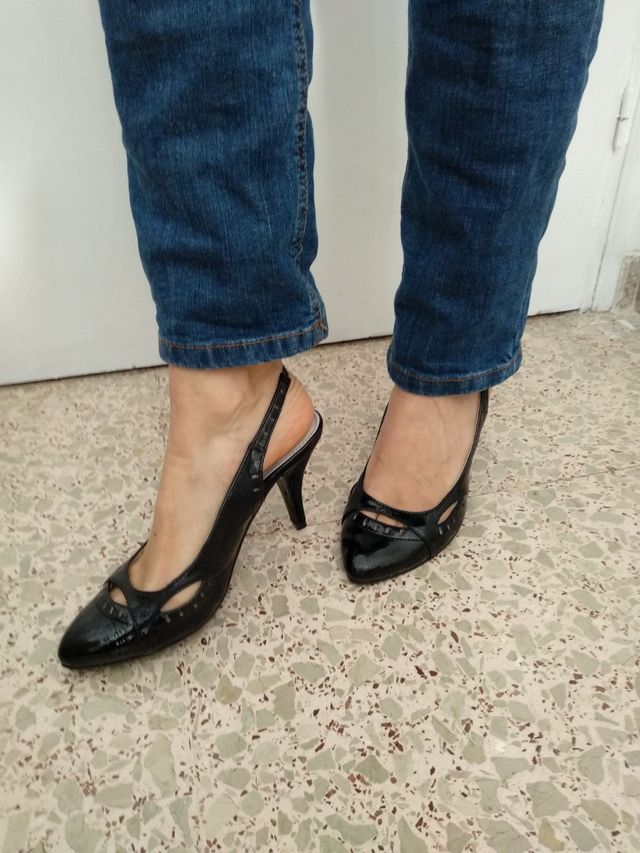 zapatos negros.N° 39.sirven para un 38, miden 25cm