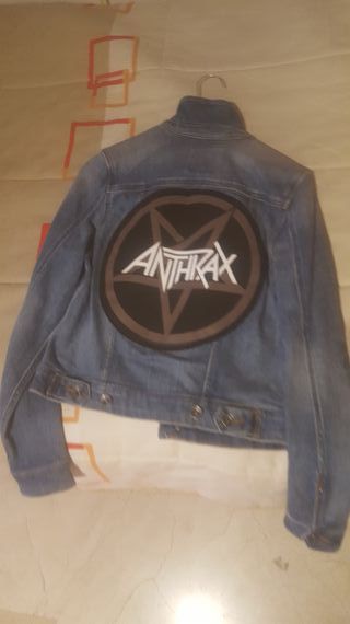 Cazadora heavy metal de segunda mano por 20 EUR en Granada en WALLAPOP