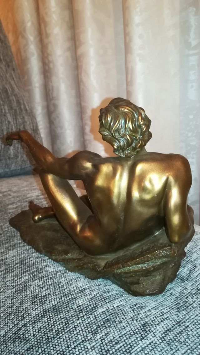 Oferta.(-100€).. figura de resina bronce