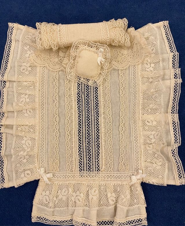 Cortina y colcha miniatura