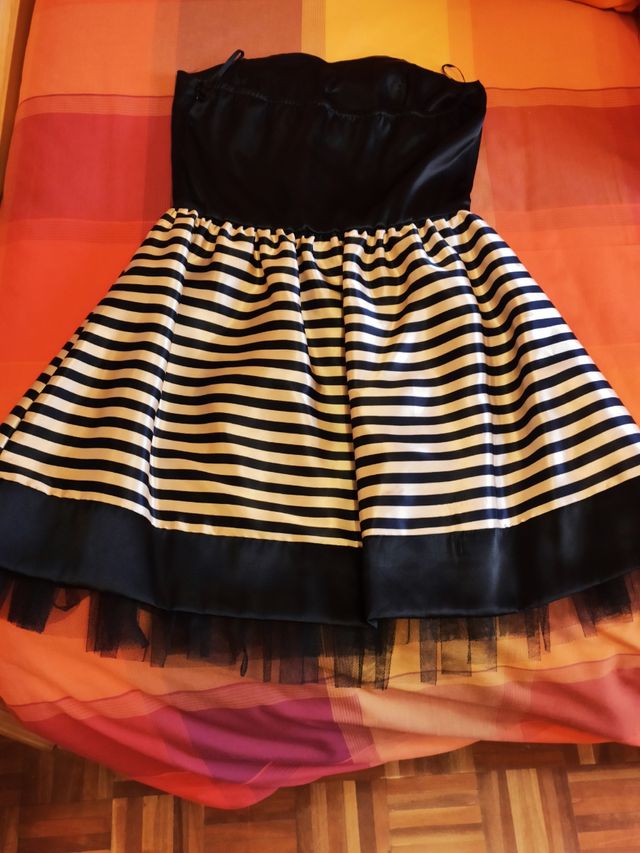 Vestido de fiesta rayas beige y negro.