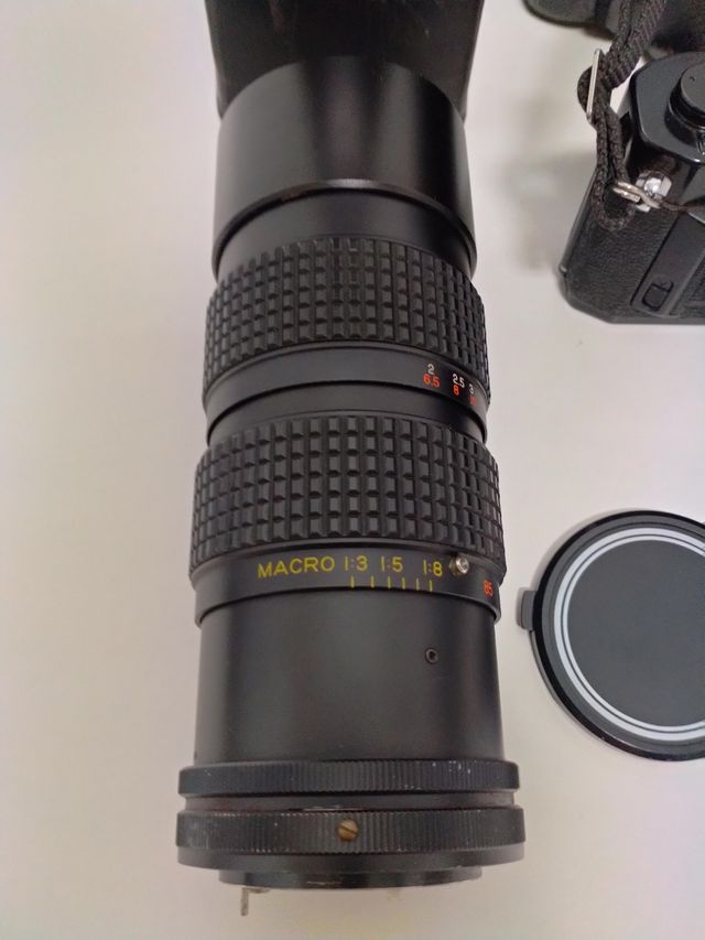 Cámara Réflex CANON AV1 con objetivo.