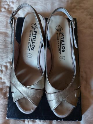 Zapatos Pitillos Dorados de segunda mano por 25 EUR en Sevilla en WALLAPOP