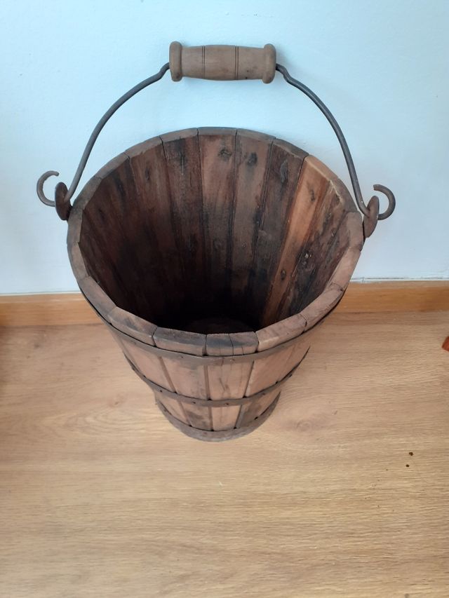 Cubo de madera antiguo de segunda mano por 45 € en Barcelona en WALLAPOP