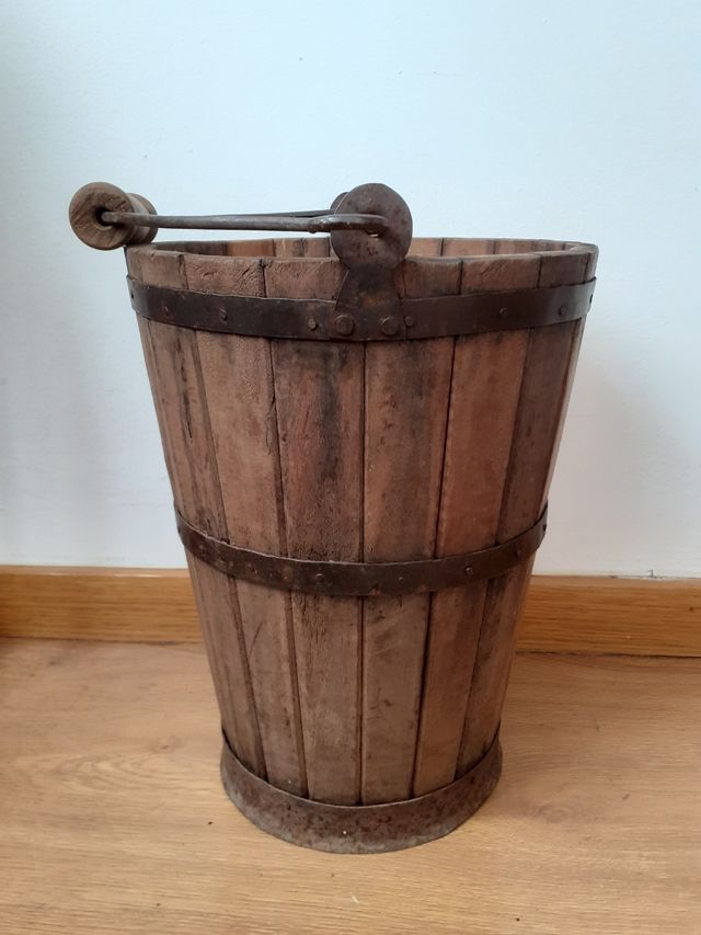 Cubo de madera antiguo de segunda mano por 45 € en Barcelona en WALLAPOP