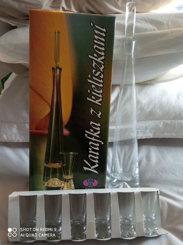 Decantador de licores con seis vasos.