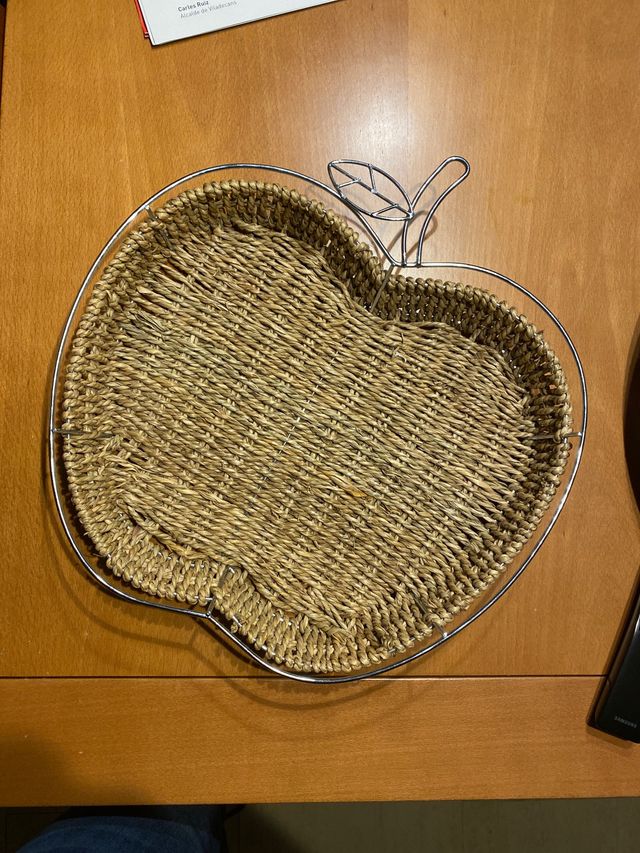 Bandeja de mimbre en forma de manzana