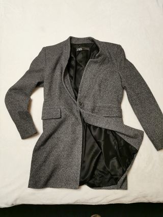 Abrigo tipo levita de Zara de segunda mano por 20 EUR en Campo Conde en  WALLAPOP