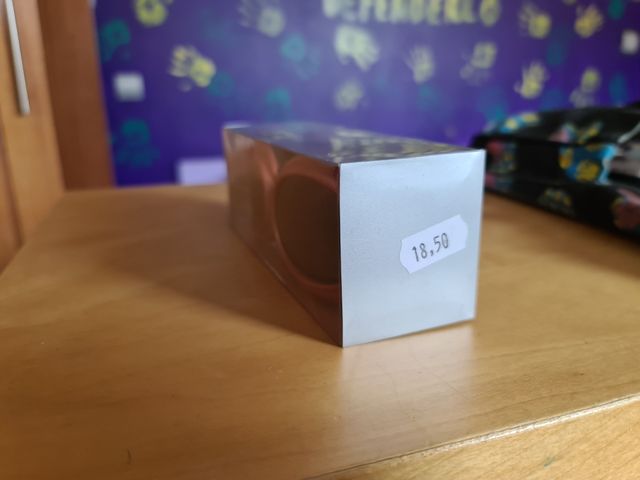 occhiali per cani... e un paio di scarpe da ginnastica