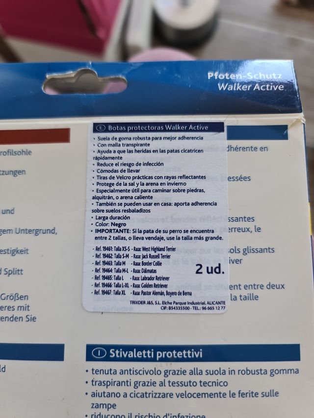 occhiali per cani... e un paio di scarpe da ginnastica