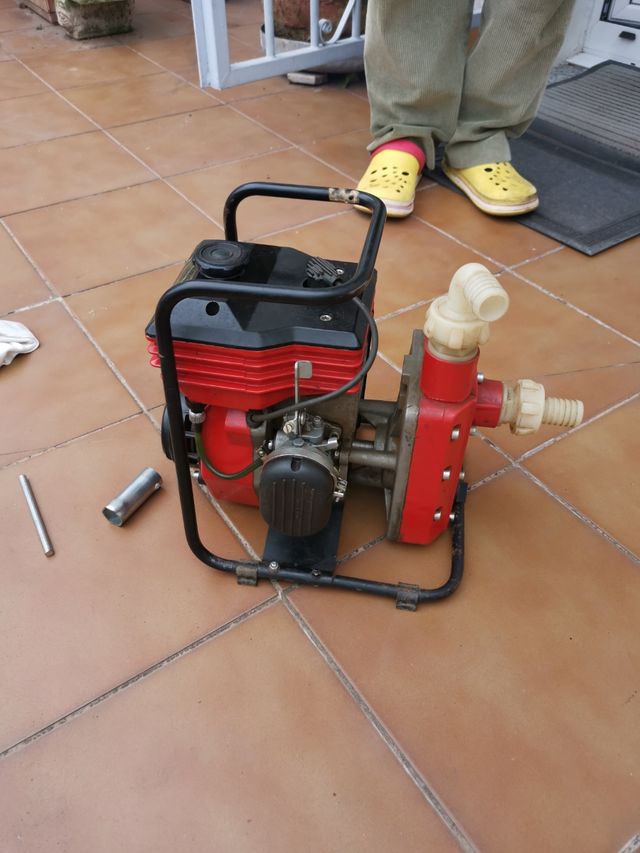 Bomba de agua de gasolina y 65mts de manguera de segunda mano en Oviedo Bomba de agua de gasolina y 65mts de manguera de segunda mano en Oviedo