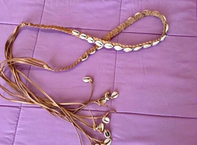 Cinturón de cuero y conchas de caurí hecho a mano