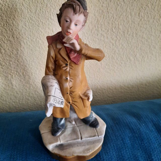 FIGURA DE VENDEDOR PERIODICOS