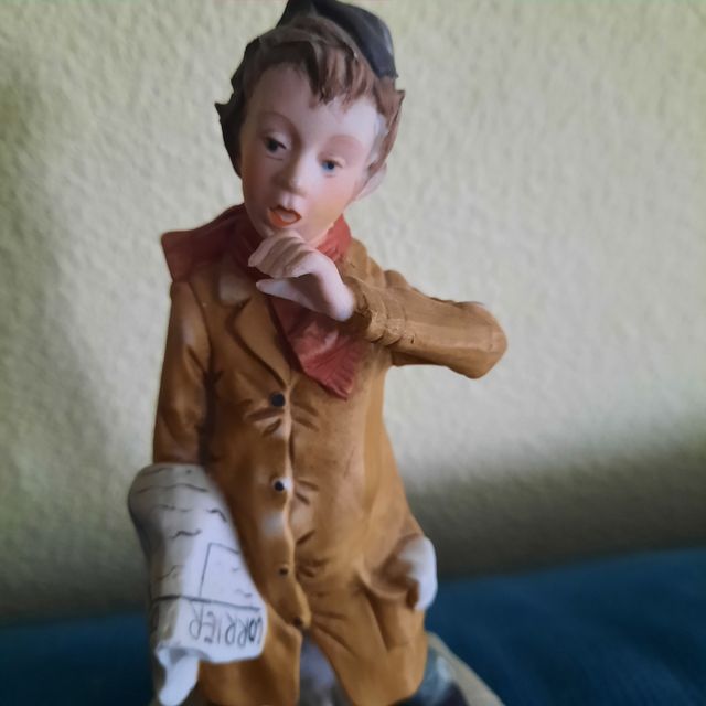 FIGURA DE VENDEDOR PERIODICOS