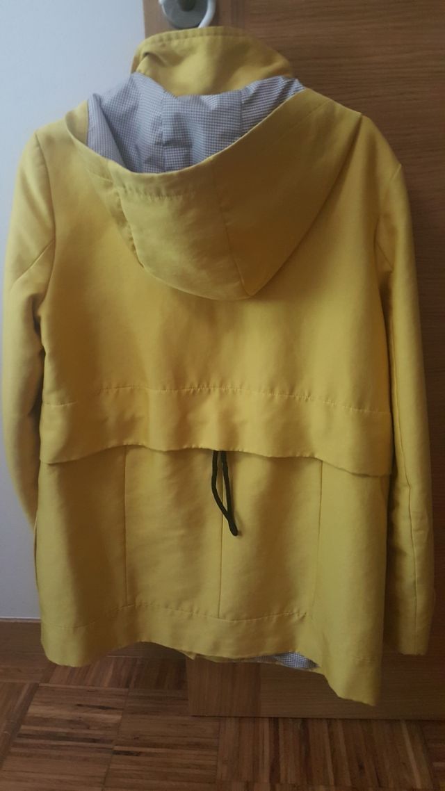 parka amarilla
