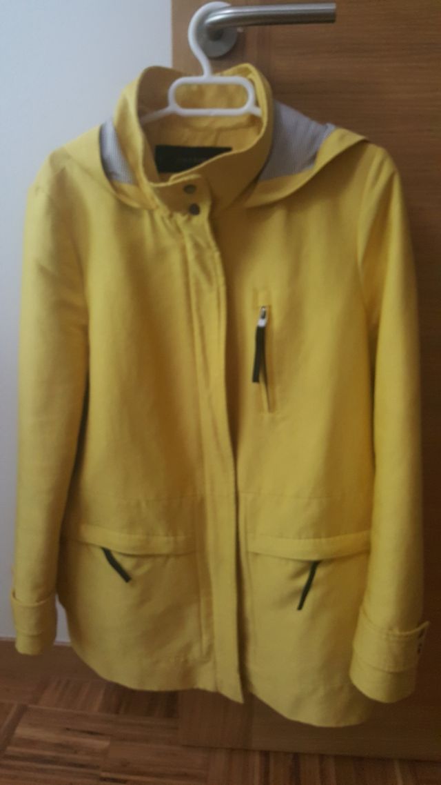 parka amarilla