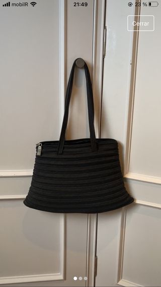 Bolso negro hecho a mano con cremalleras de segunda mano por 13 EUR en Vigo  en WALLAPOP