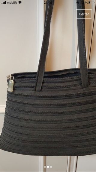 Bolso negro hecho a mano con cremalleras de segunda mano por 13 EUR en Vigo  en WALLAPOP