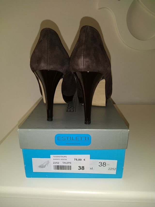 Zapato de piel con tacón.