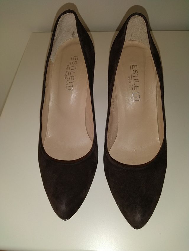 Zapato de piel con tacón.