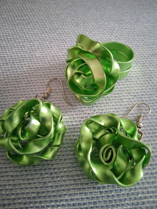 Orecchini e anello a forma di rosa