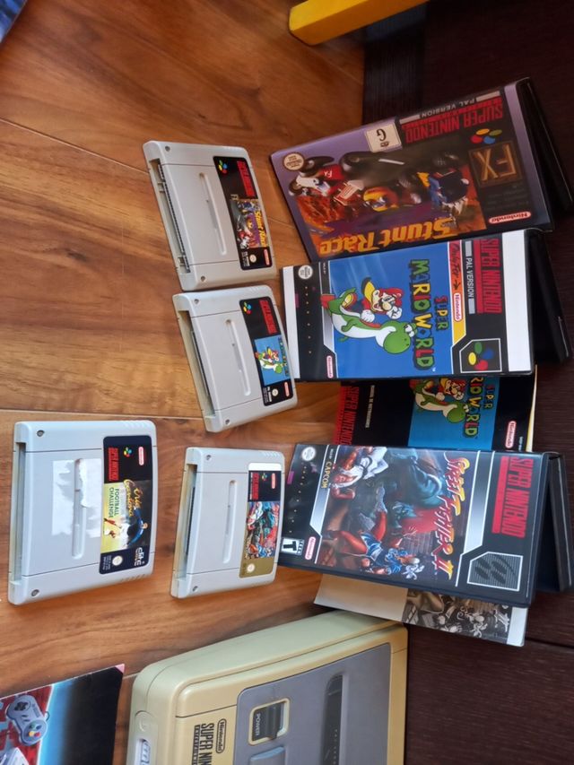 Super Nintendo, con giochi e controller